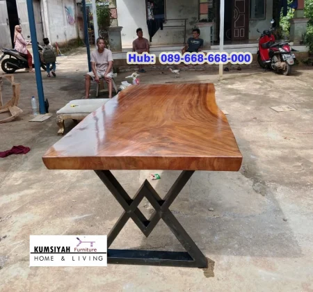 Meja Kayu Trembesi Kaki Besi
